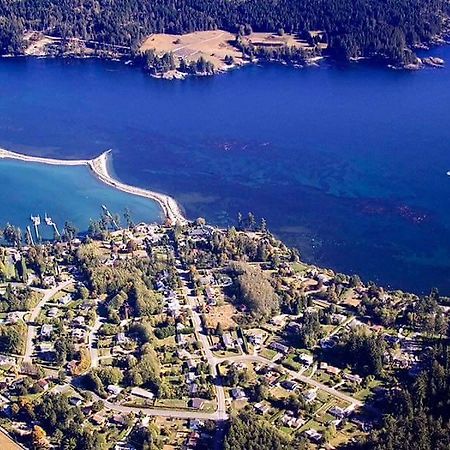 Salty Towers Ocean Front Cottages Sooke Extérieur photo