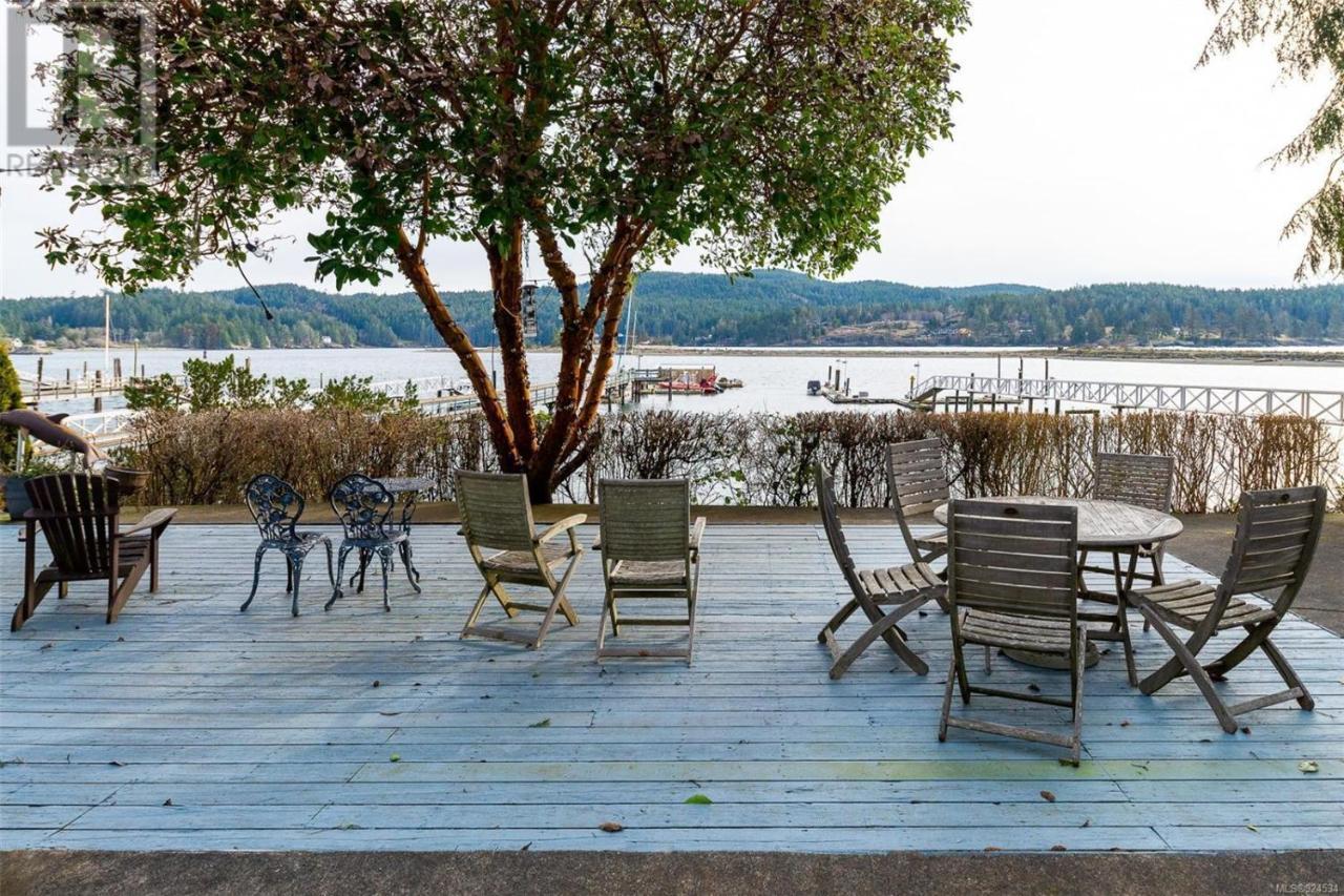Salty Towers Ocean Front Cottages Sooke Extérieur photo