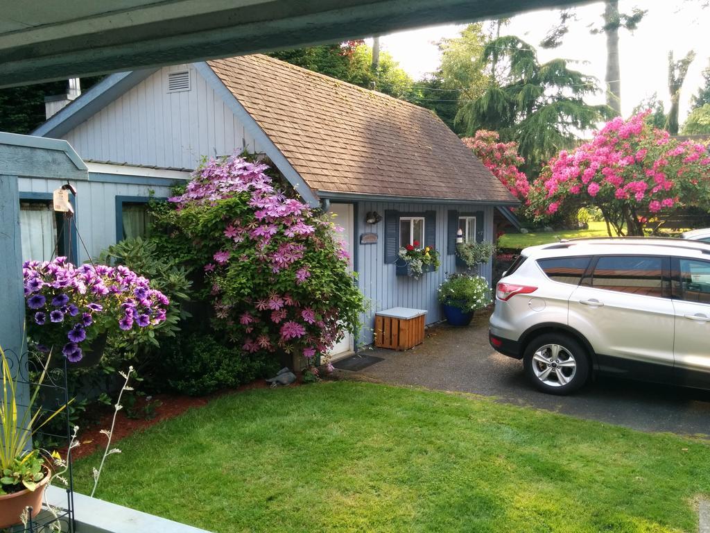 Salty Towers Ocean Front Cottages Sooke Extérieur photo