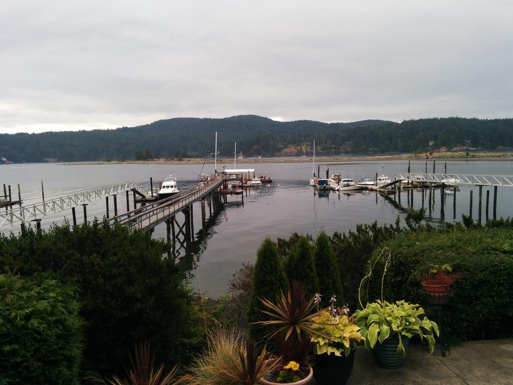 Salty Towers Ocean Front Cottages Sooke Extérieur photo