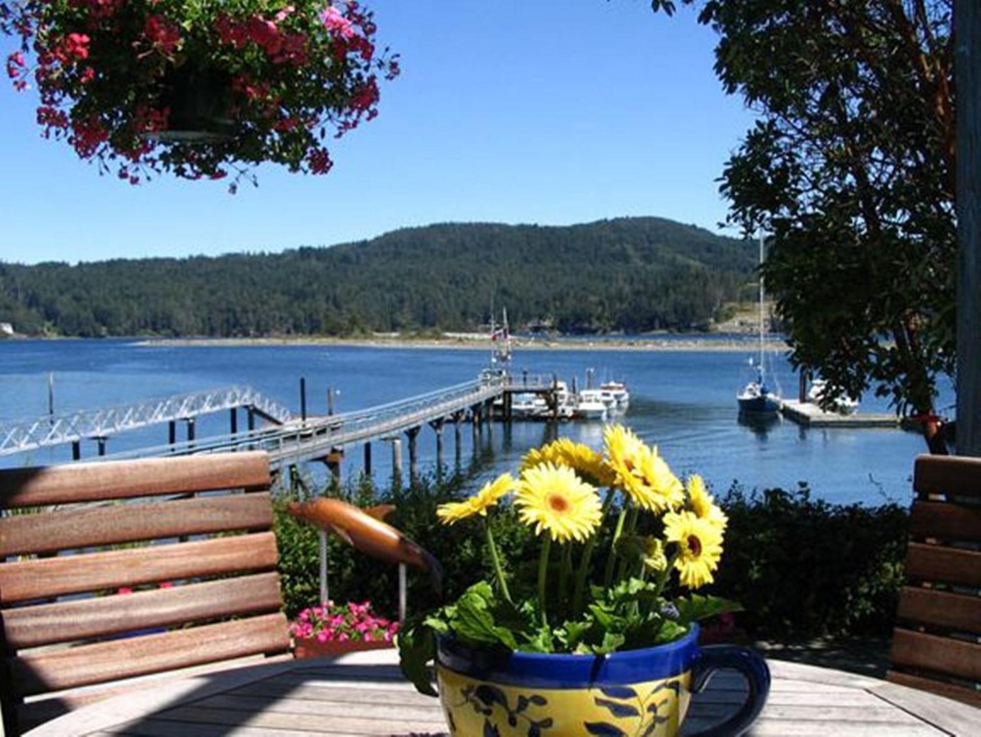 Salty Towers Ocean Front Cottages Sooke Extérieur photo