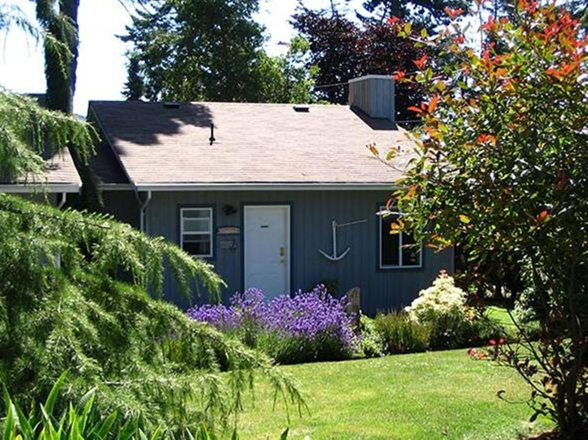 Salty Towers Ocean Front Cottages Sooke Extérieur photo