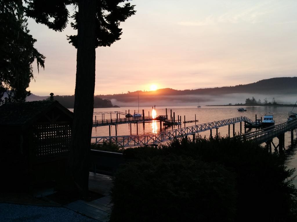Salty Towers Ocean Front Cottages Sooke Extérieur photo