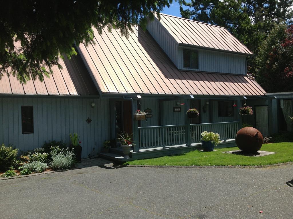 Salty Towers Ocean Front Cottages Sooke Extérieur photo