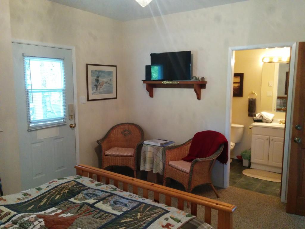 Salty Towers Ocean Front Cottages Sooke Extérieur photo
