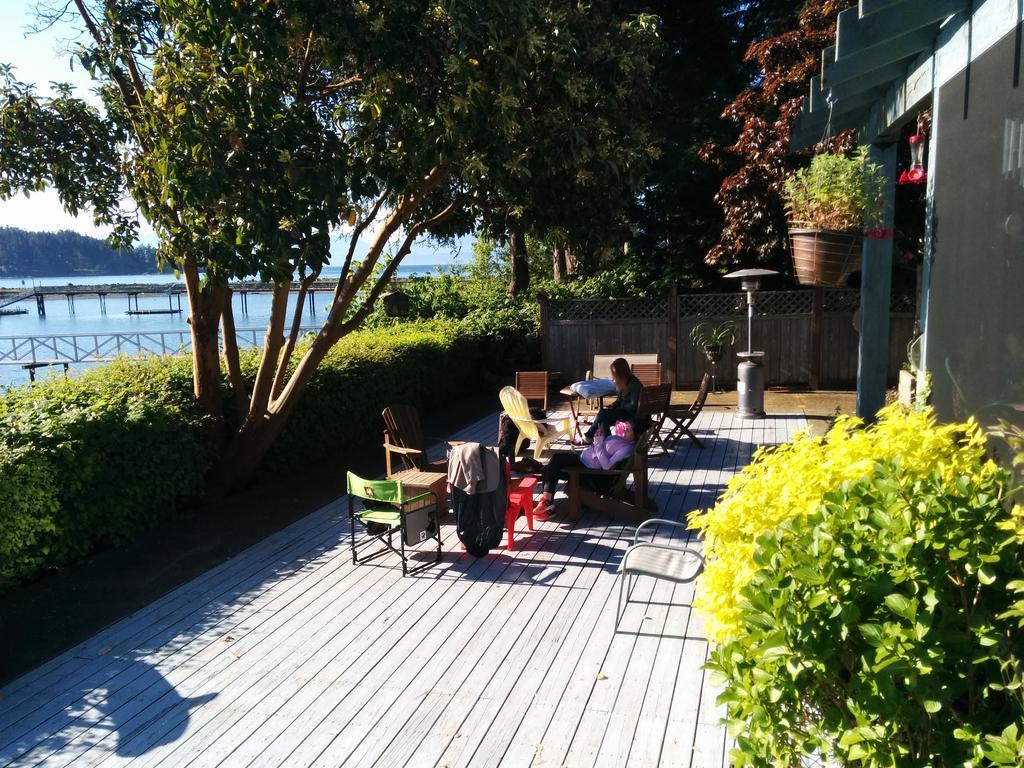 Salty Towers Ocean Front Cottages Sooke Extérieur photo