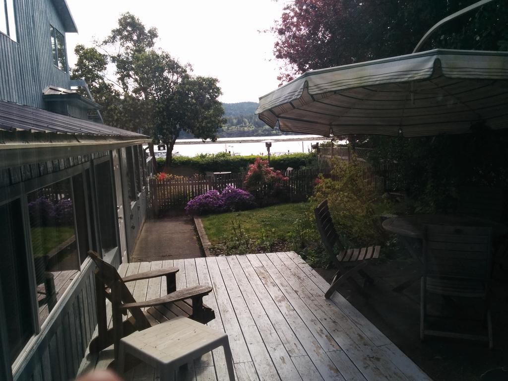 Salty Towers Ocean Front Cottages Sooke Extérieur photo